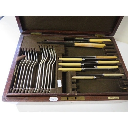 279 - AN OAK CASED CANTEEN OF MAPPIN & WEBB CUTLERY