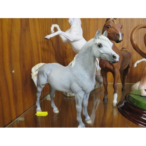 300 - FIVE ASSORTED HORSE FIGURES TO INCLUDE A FRANKLIN MINT EXAMPLE