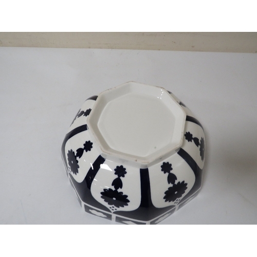 302 - AN UNMARKED BLUE/WHITE OCTAGONAL BOWL IN A CROWN DERBY IMARI STYLE