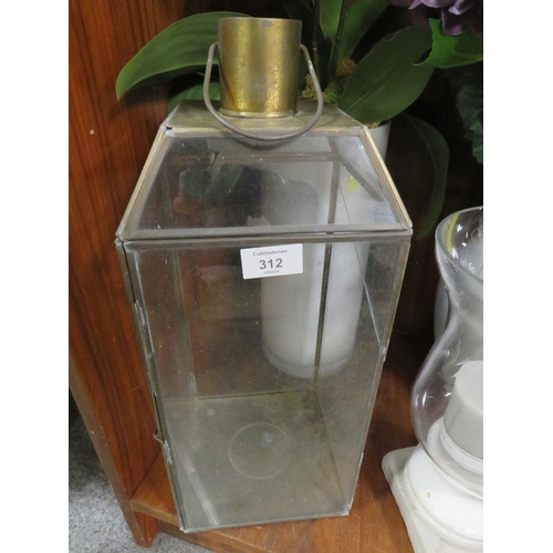 312 - A QUANTITY OF SHOW HOME DECORATIVE ITEMS TO INCLUDE A HURRICANE LAMP