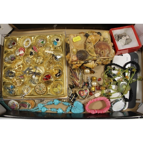 454 - TRAY OF JEWELLERY INCLUDING BROOCHES, RINGS, NECKLACE ETC