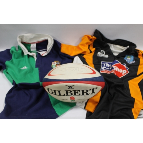 465 - A COLLECTION OF RUGBY COLLECTABLE'S TO INCLUDE A BRITISH LIONS SHIRT NUMBER 13, A LEAGUE RUGBY SHIRT... 