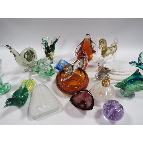 364 - A TRAY OF ASSORTED COLOURED GLASSWARE TO INCLUDE ANIMAL FIGURES