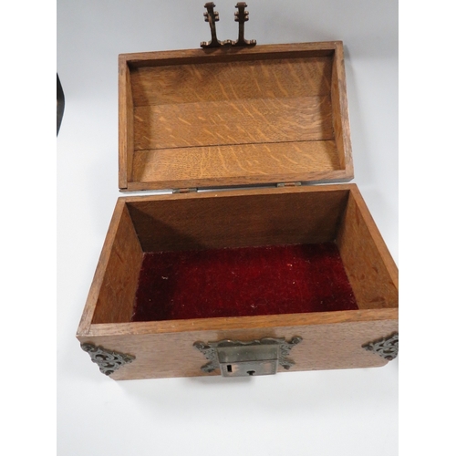 366 - A SMALL MAHOGANY SEWING BOX WITH CONTENTS TOGETHER WITH A SMALL WOODEN CASKET