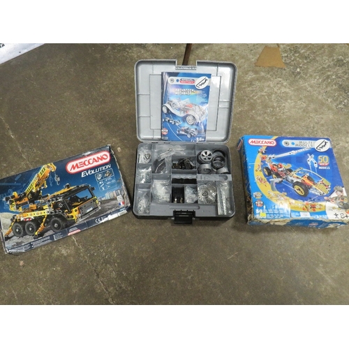 124 - THREE BOXED MECCANO SETS TO INCLUDE EVOLUTION MULTI MODELS AND A CASED MECHANICAL WORKSHOP - CONTENT... 