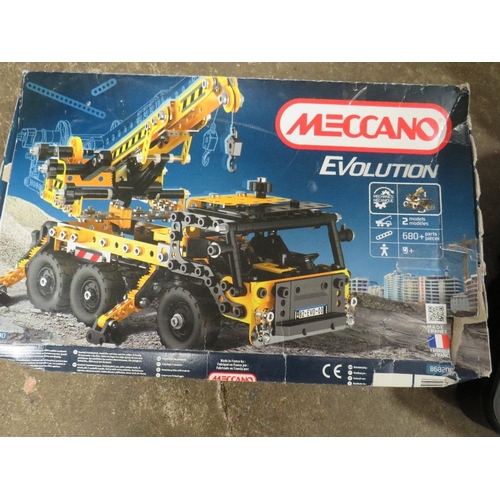 124 - THREE BOXED MECCANO SETS TO INCLUDE EVOLUTION MULTI MODELS AND A CASED MECHANICAL WORKSHOP - CONTENT... 