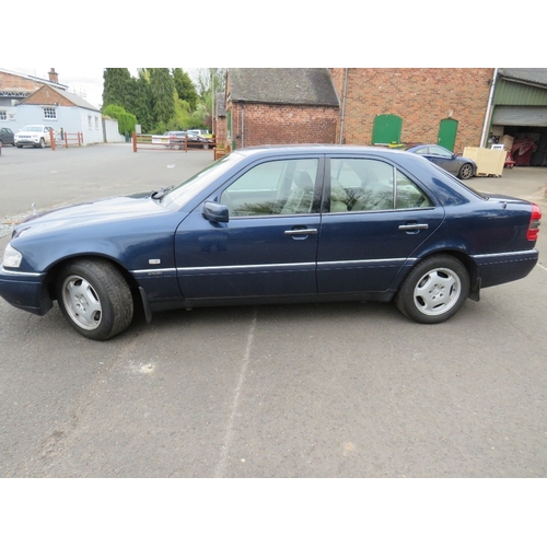 601 - A BLUE 1997 MERCEDES 2.5L TURBO DIESEL 'R498 KPR', MOT EXPIRES 14/10/24- PART SERVICE HISTORY, LOG B... 