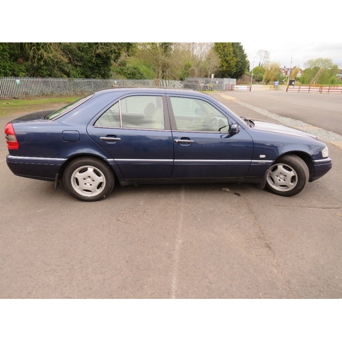 601 - A BLUE 1997 MERCEDES 2.5L TURBO DIESEL 'R498 KPR', MOT EXPIRES 14/10/24- PART SERVICE HISTORY, LOG B... 