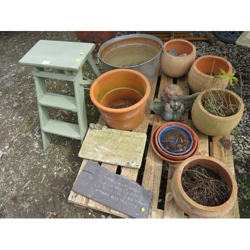 614 - A SELECTION OF GARDEN ITEMS TO INCLUDE TERRACOTTA PLANT POTS, DECORATIVE STEPS, WALL PLAQUES ETC