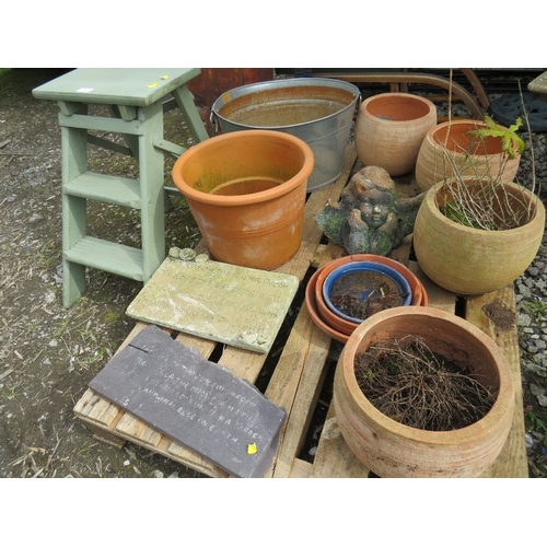 614 - A SELECTION OF GARDEN ITEMS TO INCLUDE TERRACOTTA PLANT POTS, DECORATIVE STEPS, WALL PLAQUES ETC