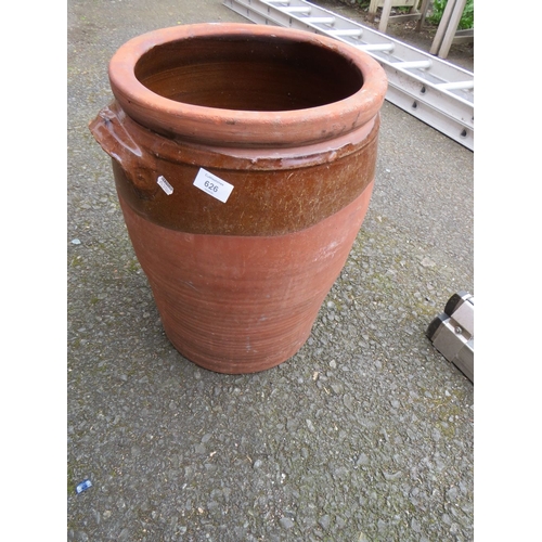 626 - A LARGE TERRACOTTA GARDEN URN / PLANTER