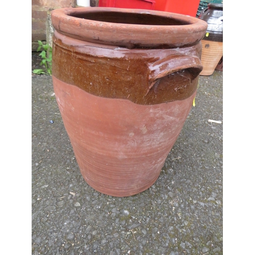 626 - A LARGE TERRACOTTA GARDEN URN / PLANTER