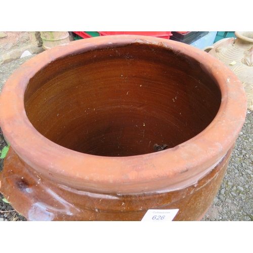 626 - A LARGE TERRACOTTA GARDEN URN / PLANTER