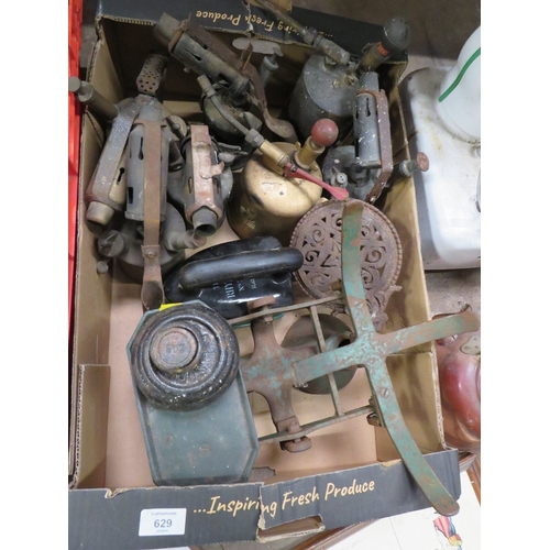 629 - A SELECTION OF WEIGHING SCALES AND COPPER & BRASS ITEMS TO INCLUDE A PARAFFIN BLOW TORCHES ETC