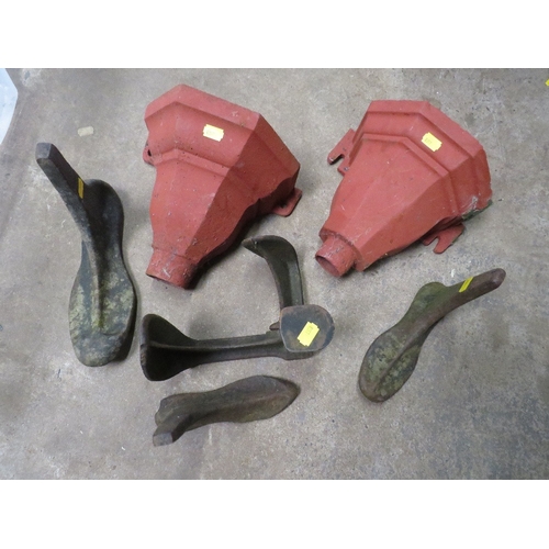 647 - TWO CAST IRON RAIN GUTTERING HOPPERS AND A SELECTION OF COBBLERS SHOE LASTS