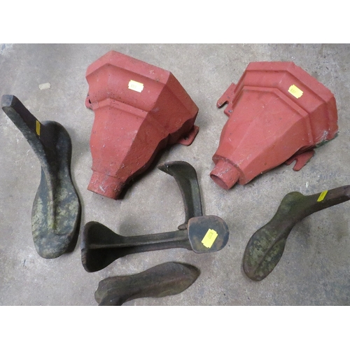 647 - TWO CAST IRON RAIN GUTTERING HOPPERS AND A SELECTION OF COBBLERS SHOE LASTS