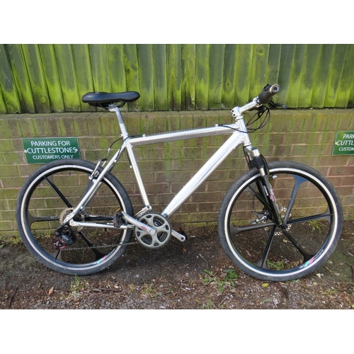 656 - AN ALL ALUMINIUM HYBRID 21 SPEED TREKKING BIKE / BICYCLE