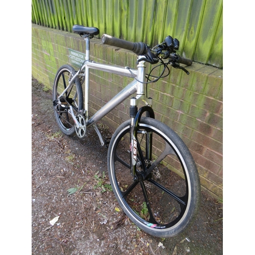 656 - AN ALL ALUMINIUM HYBRID 21 SPEED TREKKING BIKE / BICYCLE