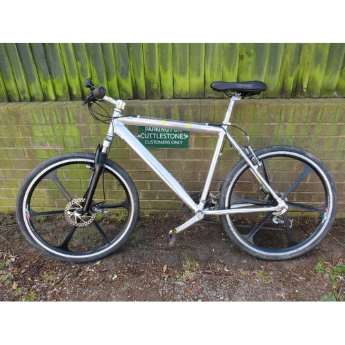 656 - AN ALL ALUMINIUM HYBRID 21 SPEED TREKKING BIKE / BICYCLE