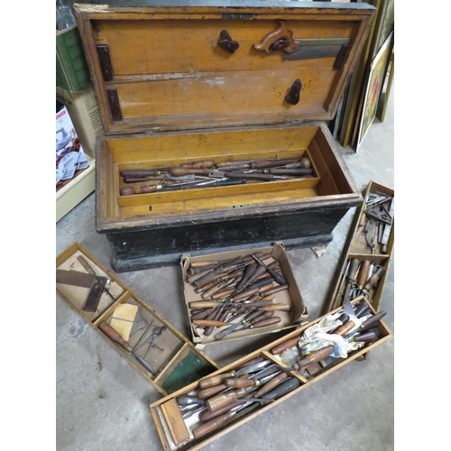 657 - A VINTAGE CARPENTERS WOODEN TRAVEL TOOLBOX AND A TRAY OF CARVING CHISELS