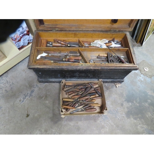 657 - A VINTAGE CARPENTERS WOODEN TRAVEL TOOLBOX AND A TRAY OF CARVING CHISELS