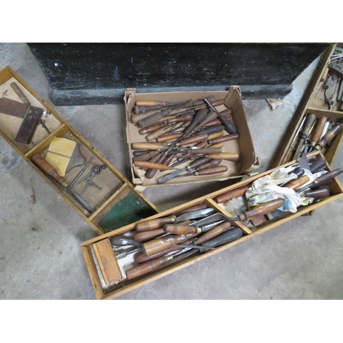 657 - A VINTAGE CARPENTERS WOODEN TRAVEL TOOLBOX AND A TRAY OF CARVING CHISELS