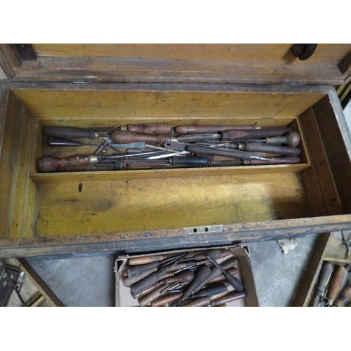 657 - A VINTAGE CARPENTERS WOODEN TRAVEL TOOLBOX AND A TRAY OF CARVING CHISELS