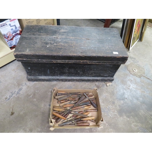 657 - A VINTAGE CARPENTERS WOODEN TRAVEL TOOLBOX AND A TRAY OF CARVING CHISELS