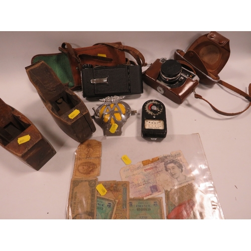 288 - A SMALL TRAY OF COLLECTABLE'S TO INCLUDE AN AA BADGE AND A TARON CAMERA