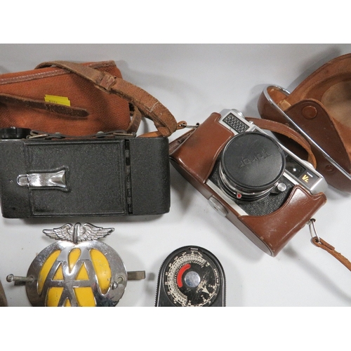 288 - A SMALL TRAY OF COLLECTABLE'S TO INCLUDE AN AA BADGE AND A TARON CAMERA