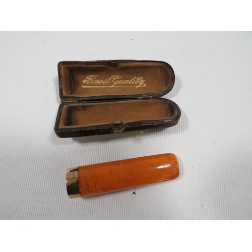 471 - A CASED AMBER CHEROOT HOLDER WITH HALLMARKED 9 CARAT GOLD BAND