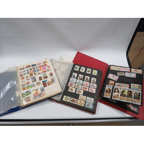 485 - A STAMP COLLECTION IN TWO FOLDERS INCLUDING LOOSE STAMPS