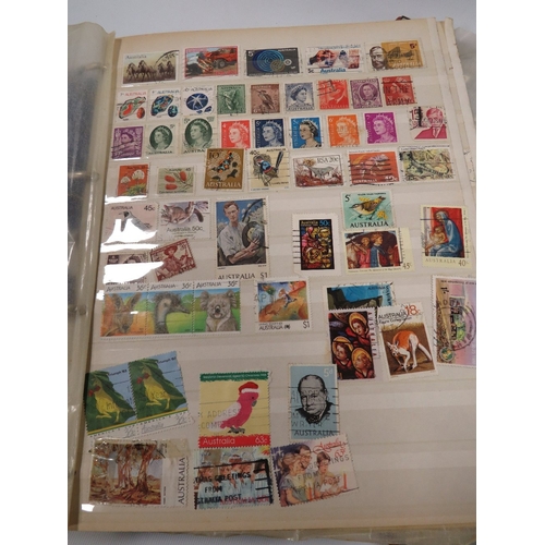 485 - A STAMP COLLECTION IN TWO FOLDERS INCLUDING LOOSE STAMPS