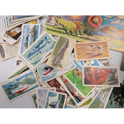 487 - A SMALL COLLECTION OF POSTCARDS, CIGARETTE CARDS ETC