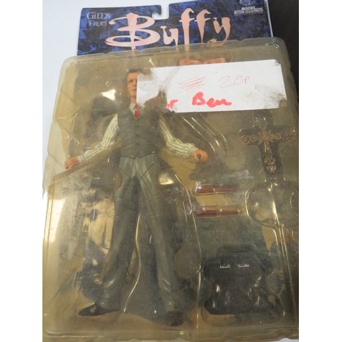 489 - A COLLECTION OF ASSORTED CARS AND DIE CAST VEHICLES AND A BUFFY THE VAMPIRE FIGURINE