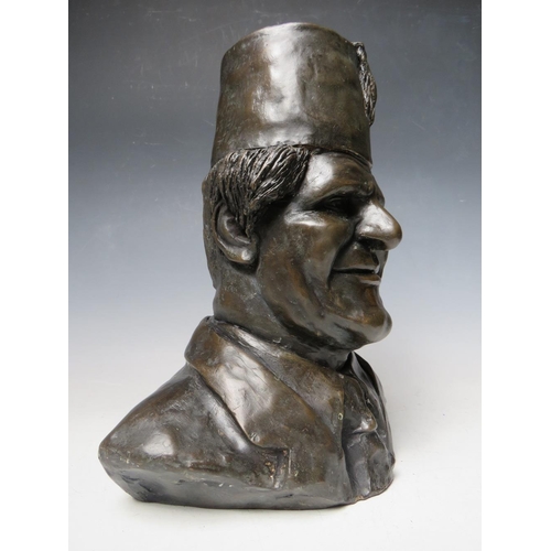 318 - A KEITH LEE SCULPTURE / BUST OF TOMMY COOPER APPROX H 31 CM