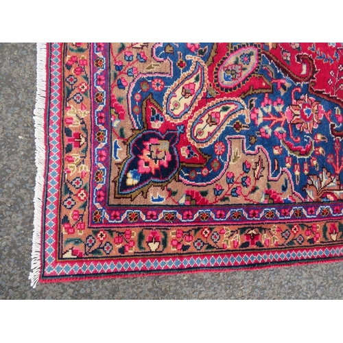 846 - AN ORIENTAL RUG - 330 X 225 CM