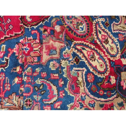 846 - AN ORIENTAL RUG - 330 X 225 CM