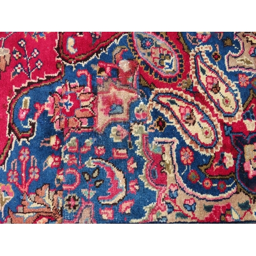 846 - AN ORIENTAL RUG - 330 X 225 CM