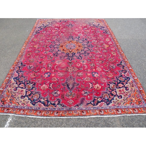 847 - AN ORIENTAL RUG - 315 X 225 CM