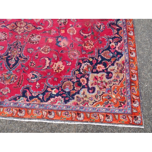 847 - AN ORIENTAL RUG - 315 X 225 CM