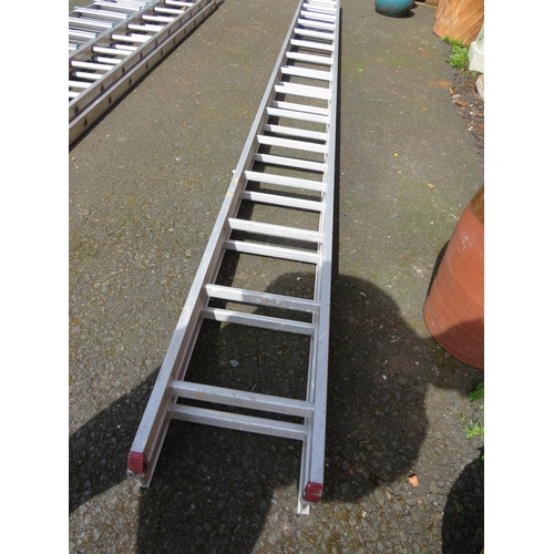 623 - AN ALUMINIUM EXTENDING DOUBLE CLIMAX LADDER