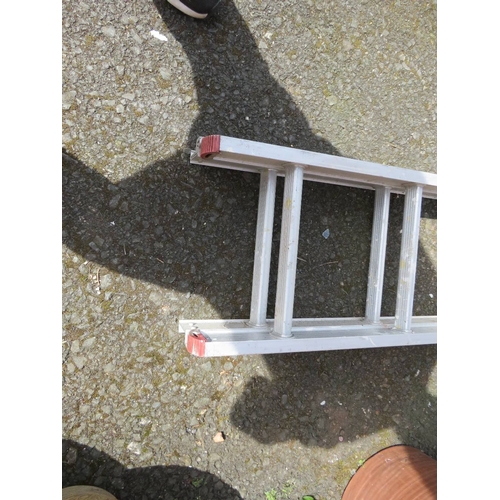 623 - AN ALUMINIUM EXTENDING DOUBLE CLIMAX LADDER