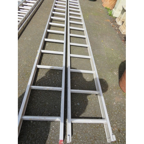 623 - AN ALUMINIUM EXTENDING DOUBLE CLIMAX LADDER