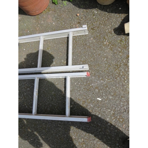 623 - AN ALUMINIUM EXTENDING DOUBLE CLIMAX LADDER