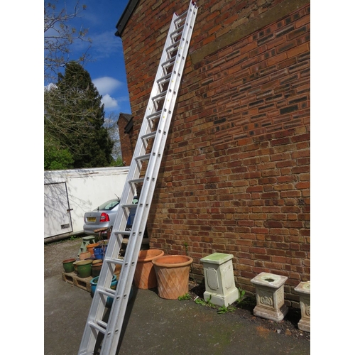 623 - AN ALUMINIUM EXTENDING DOUBLE CLIMAX LADDER