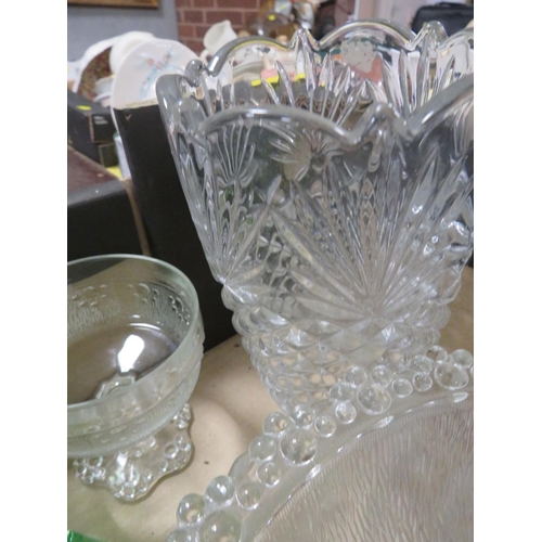 108 - A TRAY OF ASSORTED GLASSWARE TO INCLUDE DESSERT BOWLS DECORATED WITH FAIRIES, ART DECO STYLE DISH ET... 