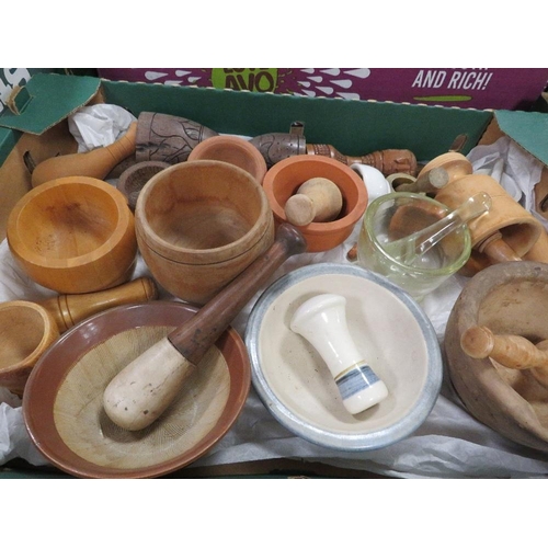 112 - A TRAY OF ASSORTED AROUND THE WORLD PESTLE & MORTAR ETC