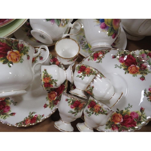 114 - TWO BOXES OF ROYAL ALBERT TO INCLUDE ROYAL ALBERT OLD COUNTRY ROSES ETC