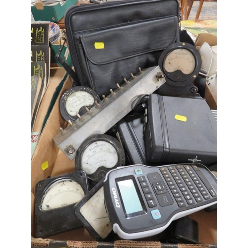 131 - A TRAY OF VINTAGE GAUGES / INSTRUMENTS ETC